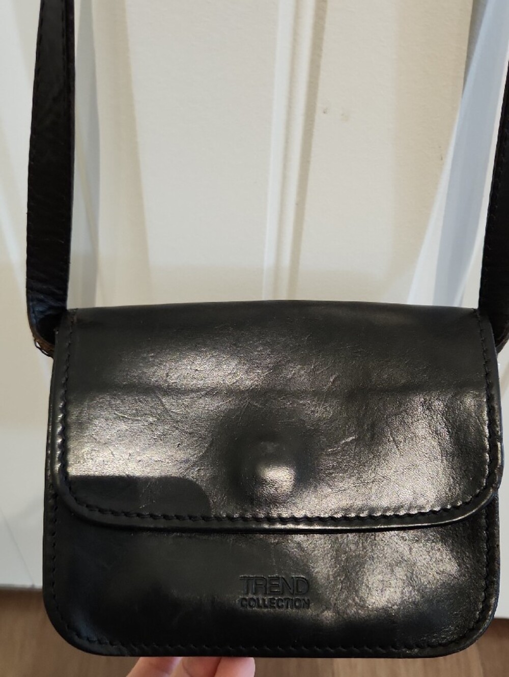 Minimal Black Leather Crossbody Bag with Adjustable Strap